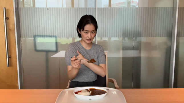 【画像】佐藤ちひろアナ ニットの胸をキュッと寄せる！！【GIF動画あり】
