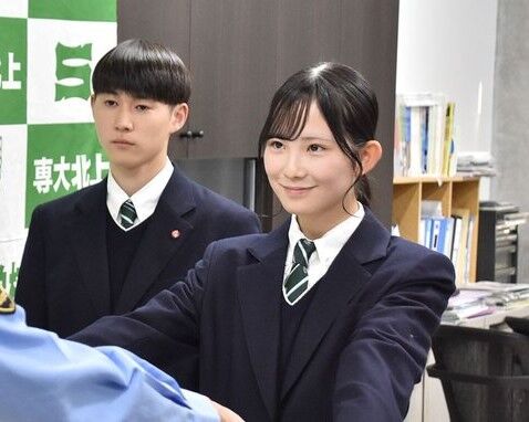 【画像】警察に表彰された女子さん、アイドル級の美少女だと話題になってしまうwwwwwww