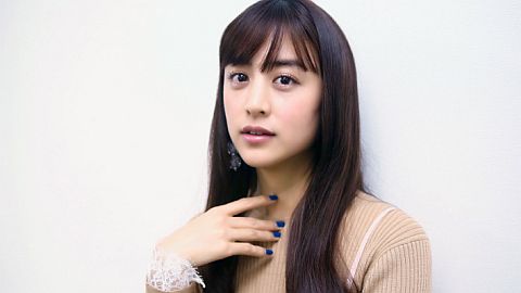 山本美月、最新グラビアで美しいデコルテ披露。