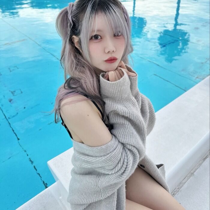 【画像】貧乳の美形アイドルさん、マイクロビキニを着た結果ｗｗｗｗｗｗｗ