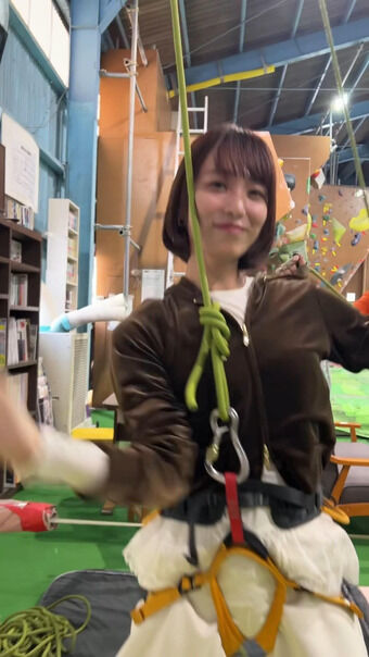 【画像】今井春花キャスター パン線が食い込んで股間もくっきりハプニング！！【GIF動画あり】