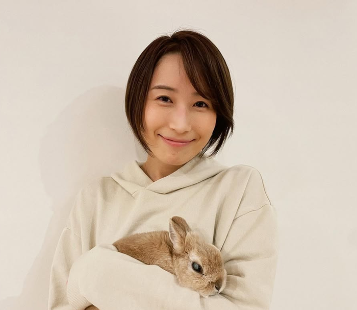 【画像】気象予報士の近藤奈央さん、スリットからチラリズムしてしまうｗｗｗｗｗｗｗ
