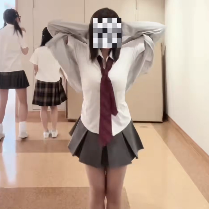 【画像】巨乳の制服女子さん、廊下でとんでもないダンスを踊ってしまうｗｗｗｗｗｗｗ