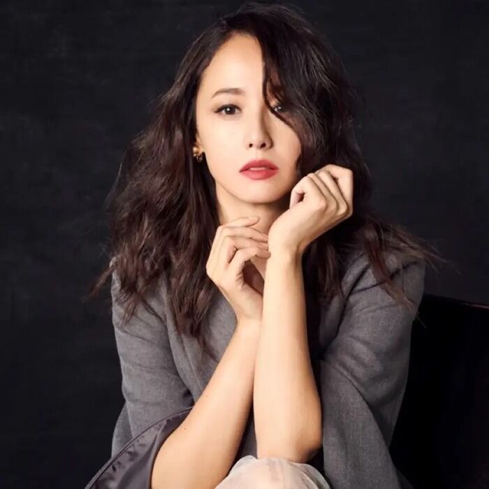 【画像】沢尻エリカ(40)さん、イケメンとの密着ショットが話題を呼んでしまうｗｗｗｗｗｗｗ