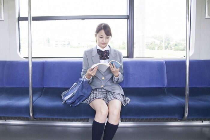 【動画】露出狂の制服女子さん、電車で目撃されてしまうｗｗｗｗｗｗｗ