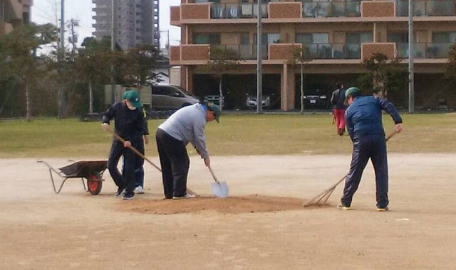 親父たちの土足しグラウンド整備