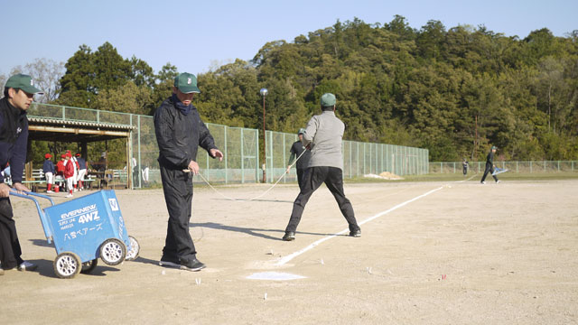 八雲球場の会場準備を担当する保護者