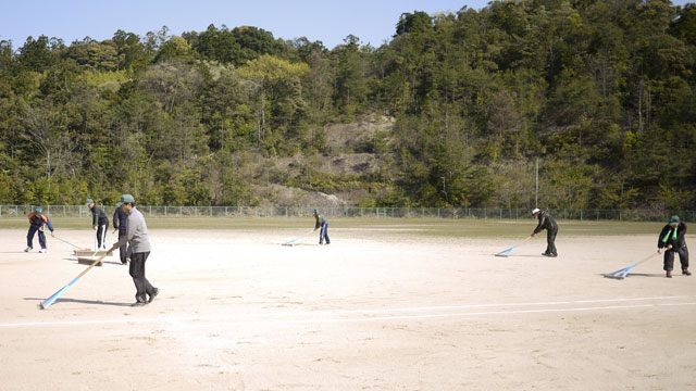 試合開始前の最終グラウンド整備|トンボ・ブラシ