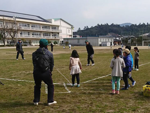 遠投の距離測定「野球体験会・種目2」