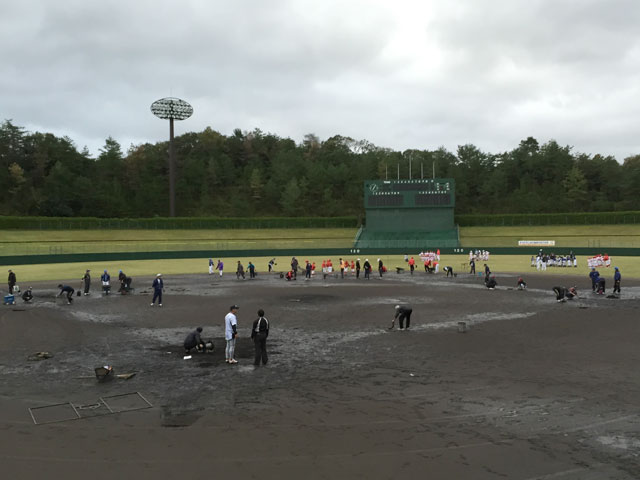 新人戦一試合目、雨でドロドロの球場整備