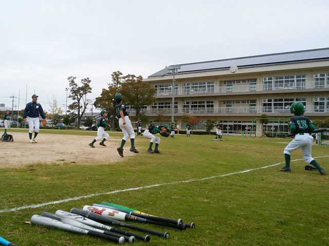 練習試合前のバッティング練習風景