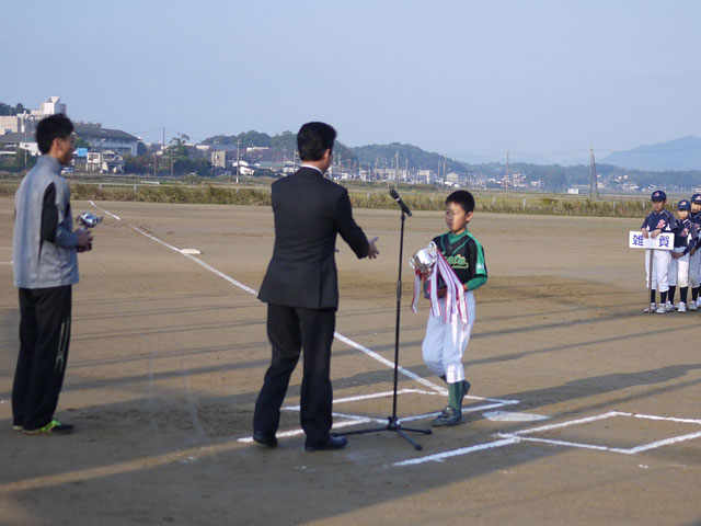 2017年さんびるSKSS杯・優勝杯返還とレプリカ授与