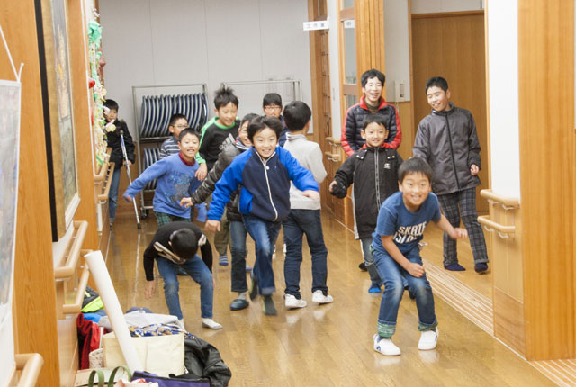 子供達が廊下で、だるまさんがころんだ遊び中