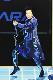 「布袋キターーーーー」パラリンピック開会式に伝説のギタリストがデコトラ風の荷台から登場！