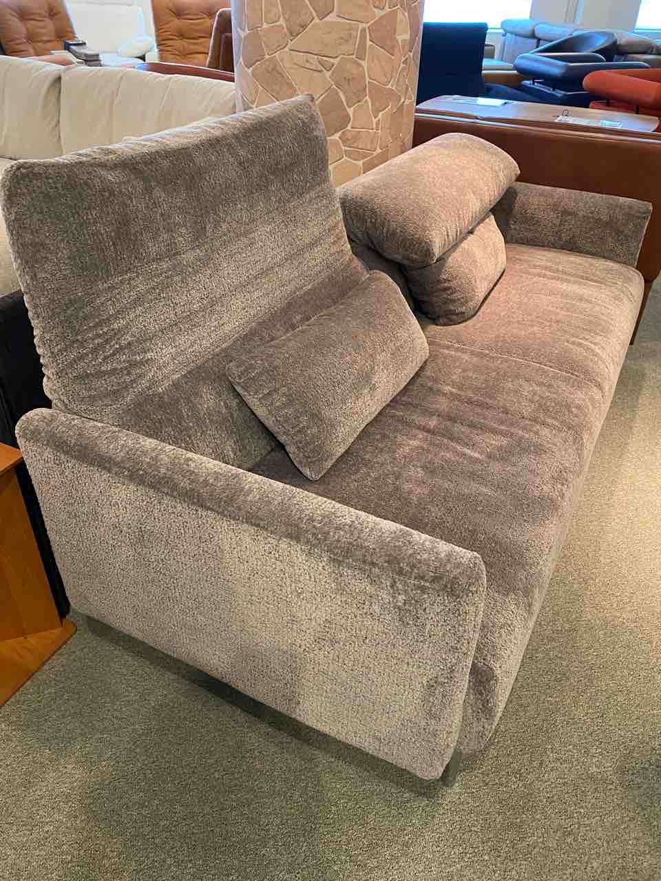 背もたれがローでもハイでも座り心地が良いソファ・COMFY(コムフィ 