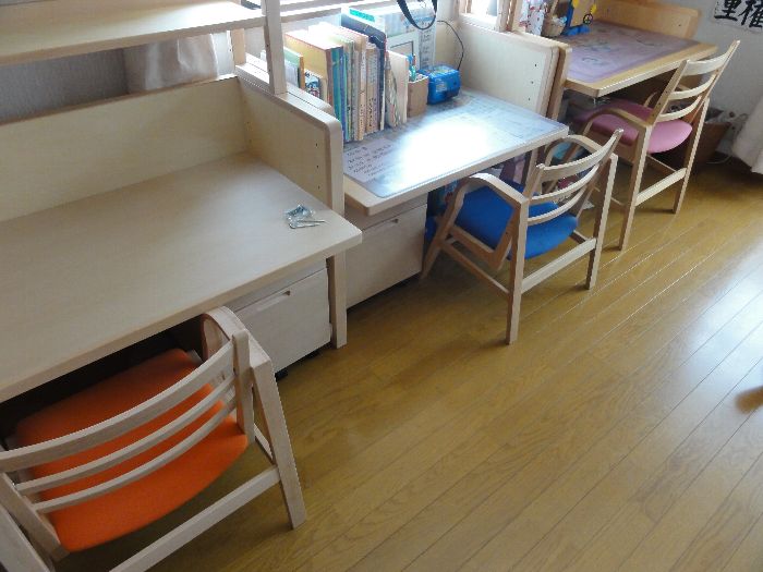 ご兄弟3人すべてが日進木工のn-kidsデスクとデスクチェアKIC-003を御