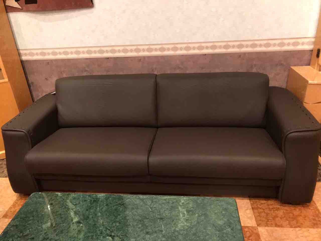 厚革で硬い座り心地のソファ formenti(フォルメンティ) ONDA イタリア