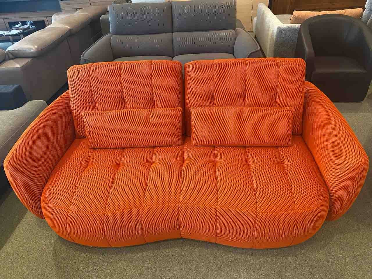 橙色のソファー 楽しい気分で過ごす】オレンジソファーのメリットとおすすめ5選