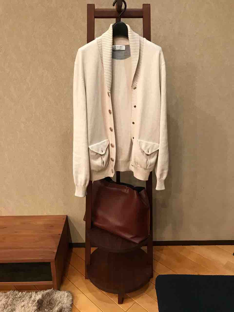 新商品のご紹介】服とバッグを置くのに便利なハンガーラック