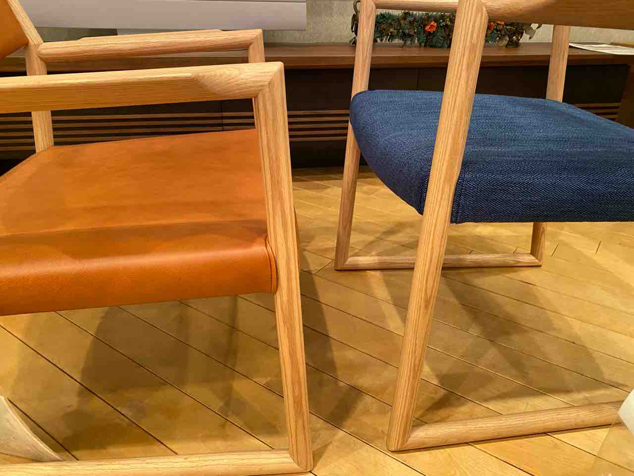 木製アームチェア ブラウン・ナチュラル tom-aca-wal-pu-01.jpg