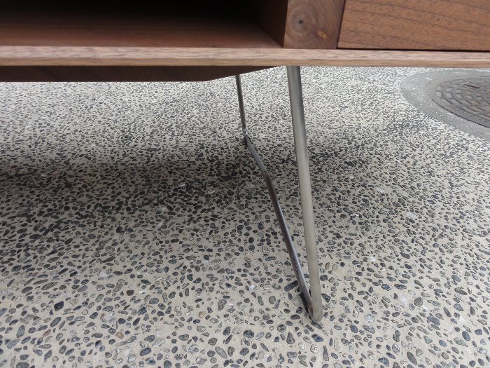 日進木工の丸棒のステンレス脚のTVボード・TVL-18W : 住賓館(じゅう