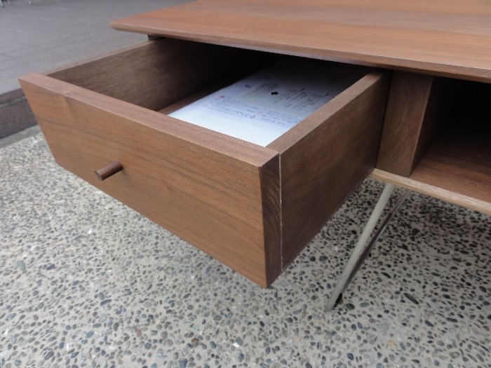 日進木工の丸棒のステンレス脚のTVボード・TVL-18W : 住賓館(じゅう