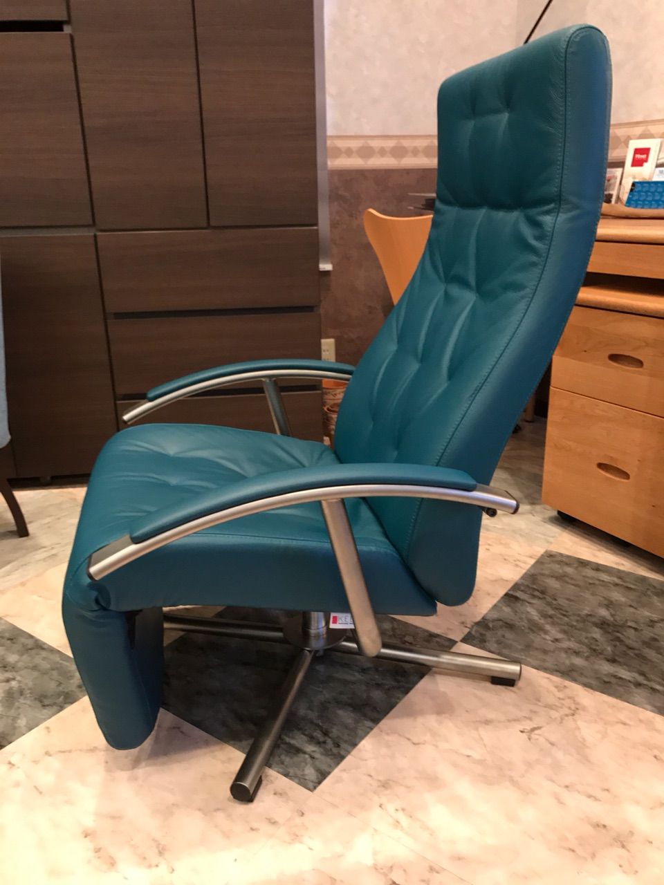 KEBE 総革張りパーソナル リクライニングチェア KE-25PN KEBE 総革張りパーソナル リクライニングチェア KE-25PN - メルカリ