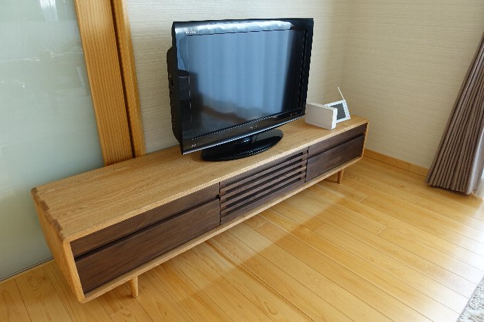観音寺市にクワヤ・スイートTVボード1800とシンフォニーFAX台を納品 