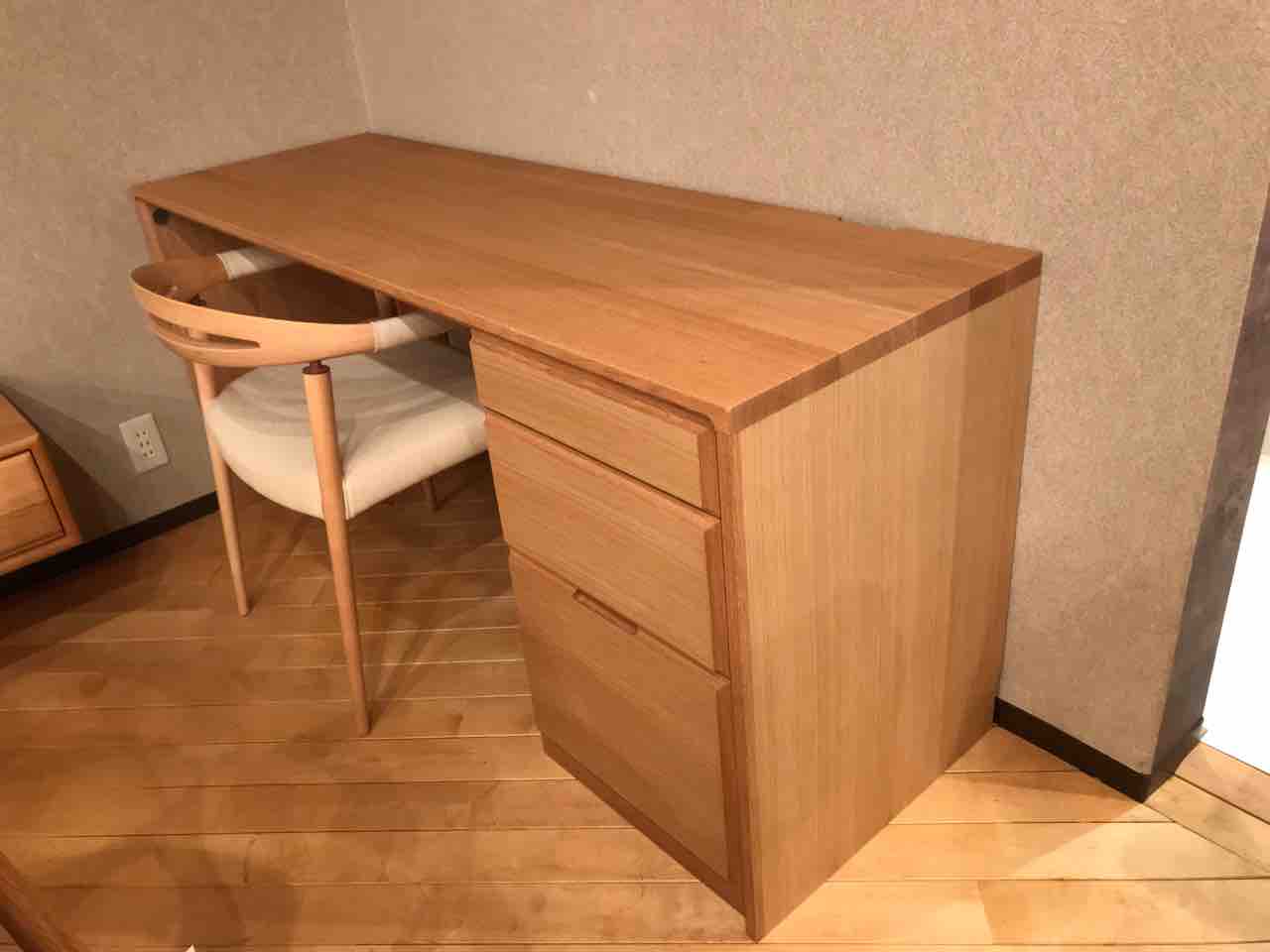 シンプルで上品なデスク・スマートデスク・日進木工 : 住賓館(じゅう