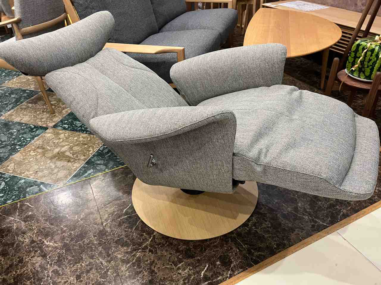 グレーレザーアームチェアイルカの灰色