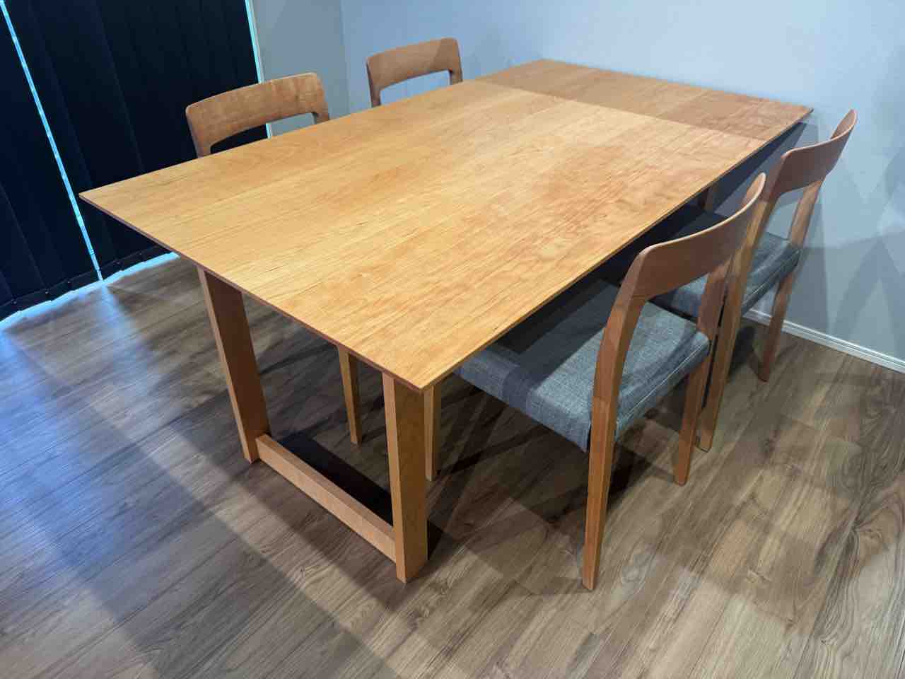 マスターウォール・UT2ダイニングテーブル納品 : 住賓館(じゅうひん