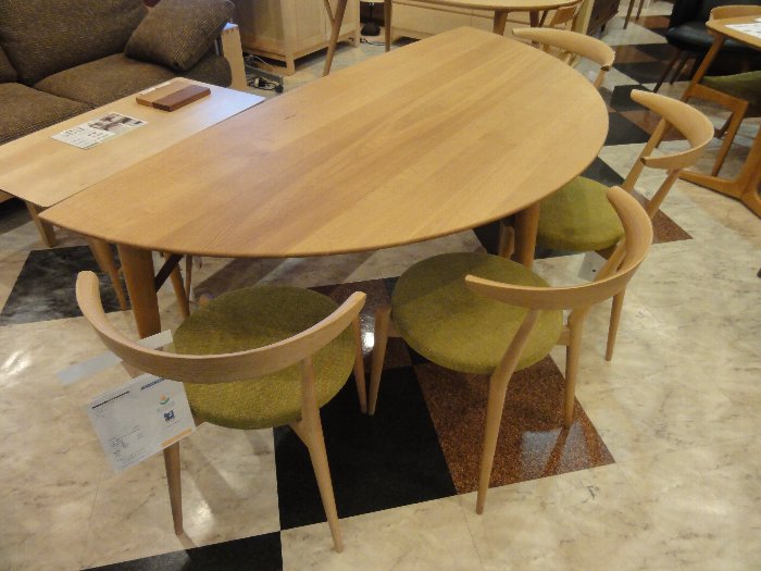 日進木工のLeaf TableとSELECTチェア・NBC-442の組み合わせ : 住賓館