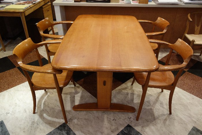 飛騨産業のクレセントのウォールナット材のアームチェア・SG261