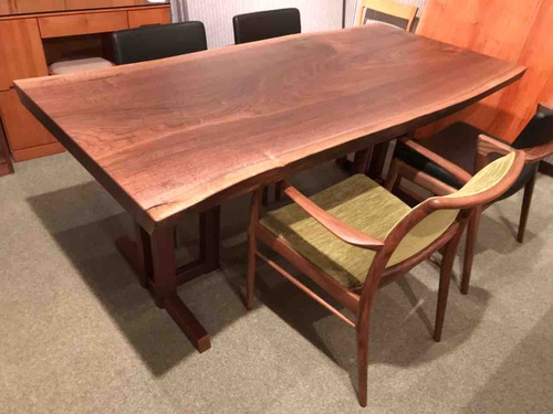 自然の力強さを感じるウォールナットの1枚板テーブル・SWING(スィング) : 住賓館(じゅうひんかん)ブログ