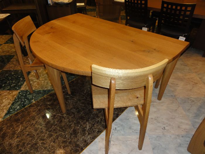 飛騨高山の飛騨産業の森のことば半円形テーブルセット : 住賓館(じゅう