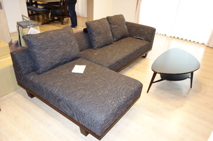 徳島県に柏木工・MODEソファとWeDOstyle・藍花ダイニングセットと
