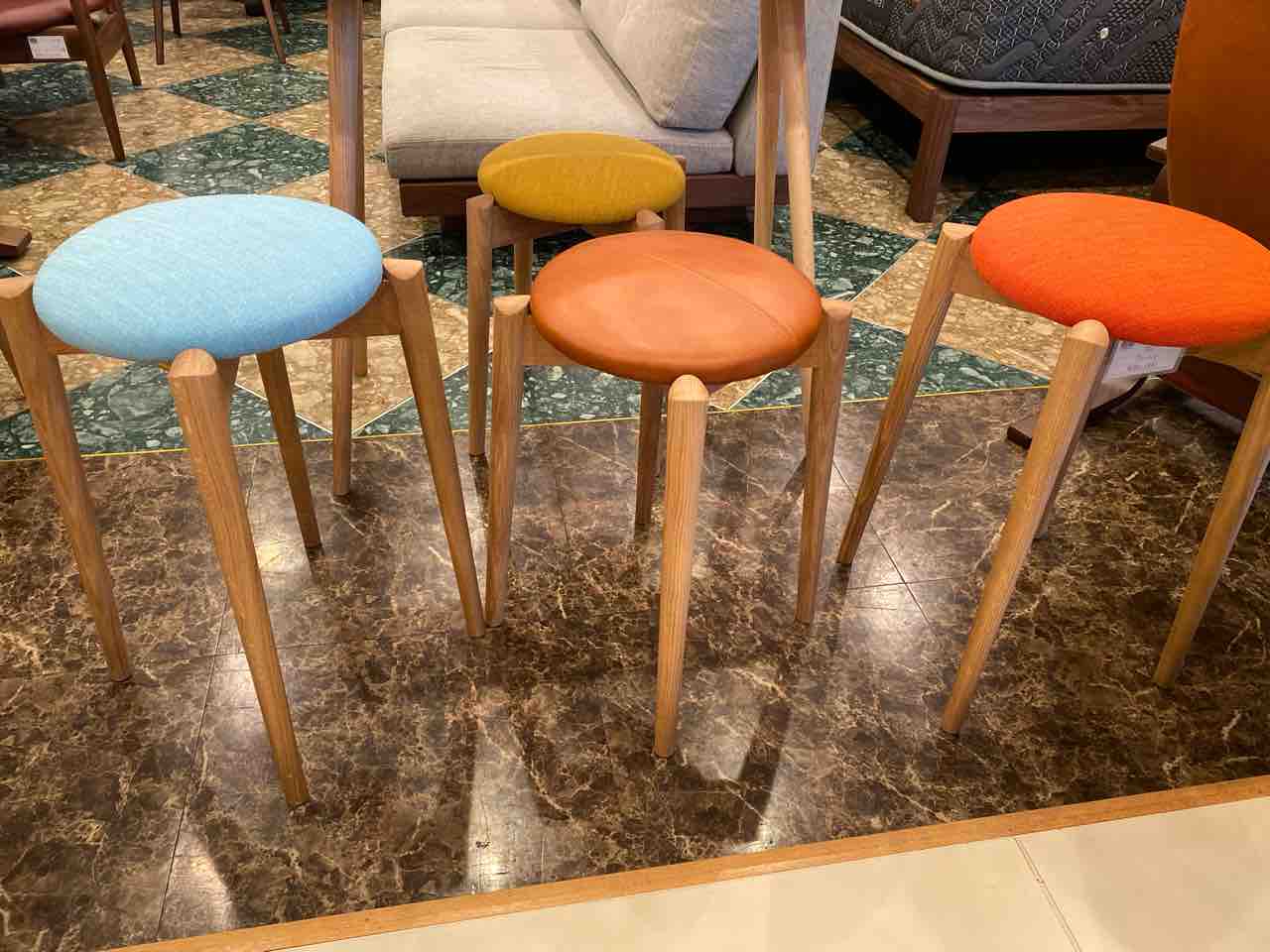 日進木工・Toy Stoolが入荷 : 住賓館(じゅうひんかん)ブログ
