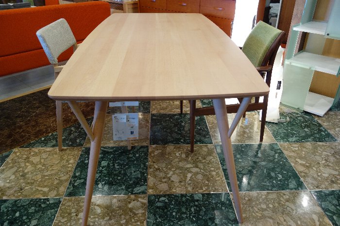 日進木工のFormsシリーズのテーブル・K2 type・ブナ/FN色 : 住賓館 