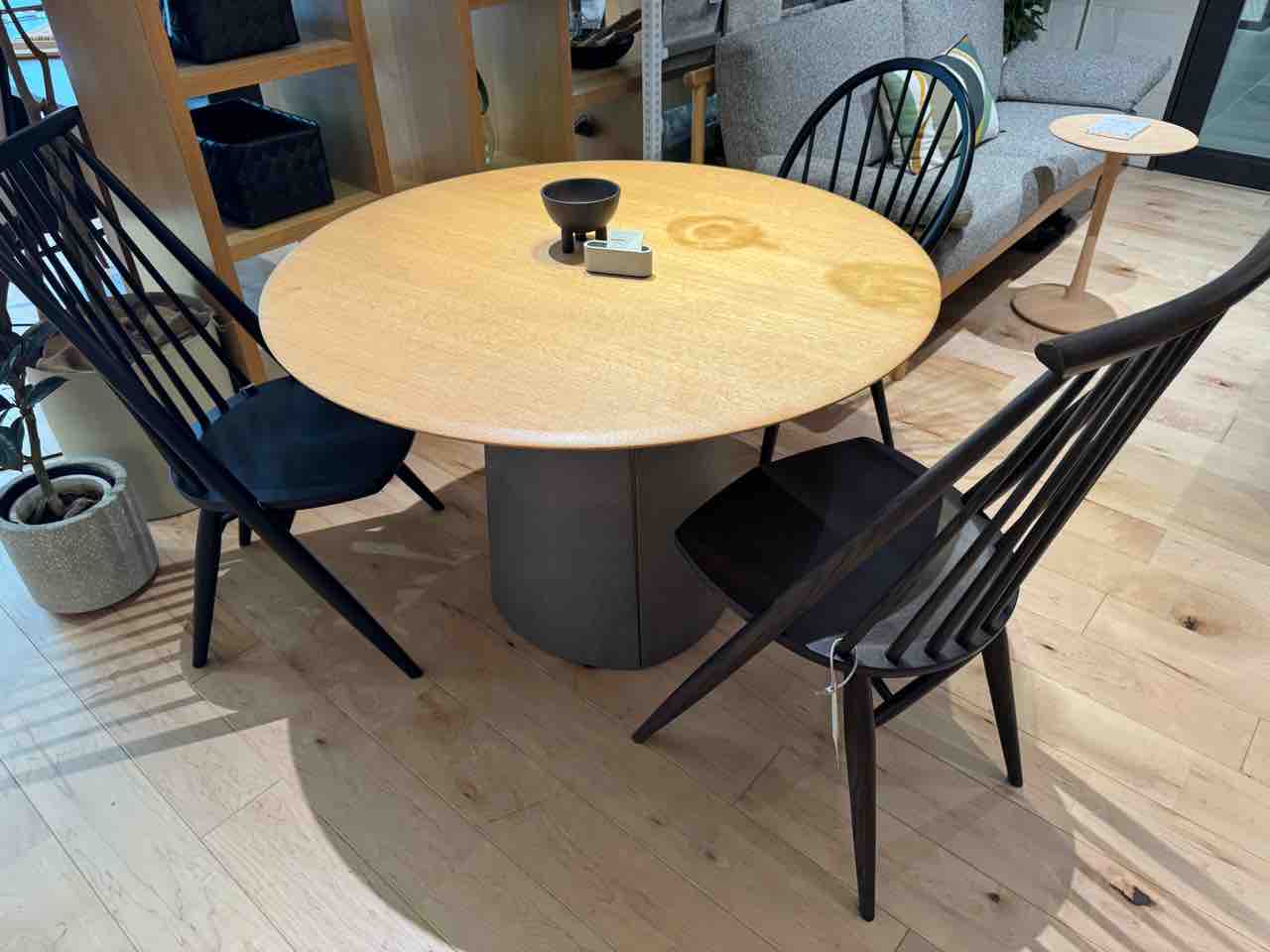 ヴィンテージ 柏木工 ラウンドテーブル 98cm 柏木工TOKYO ショールーム・PROTEAラウンドテーブル円すい脚シラス塗装