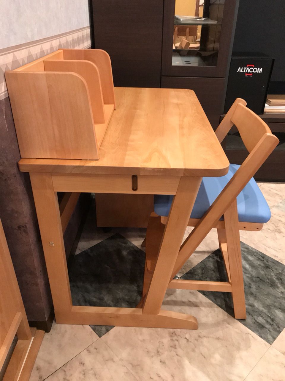飛騨産業よりかわいい学習机が入荷しました : 住賓館(じゅうひんかん