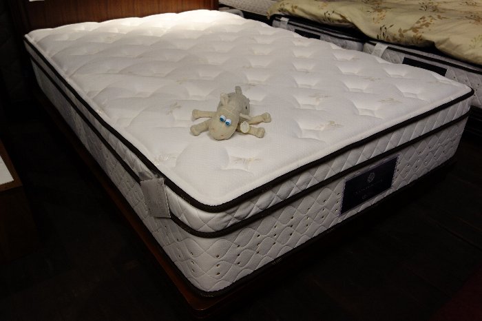 サータ社のスーペリアディとシーリー社のクラウンジュエル・ラズライト