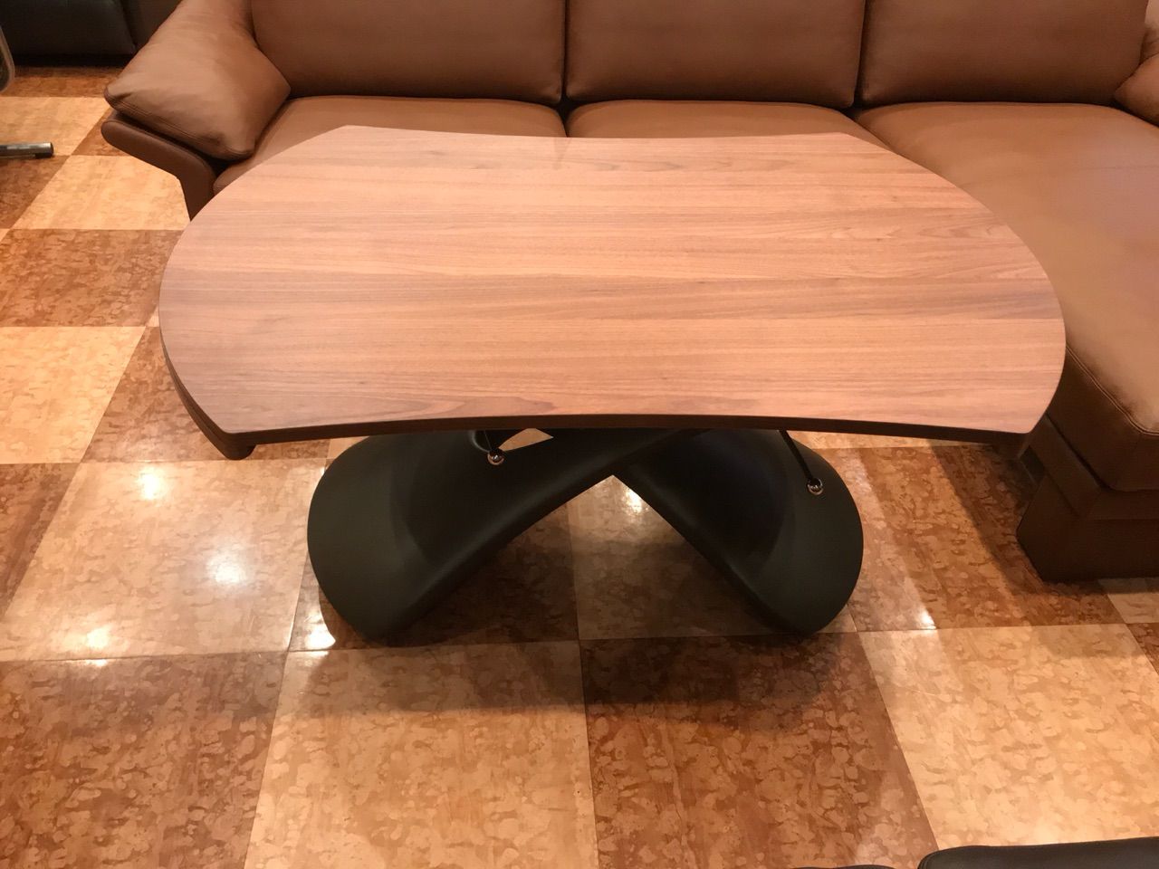 優しいデザインのウォールナット昇降テーブル・パリ リフトテーブル・コンパル社(イタリア) 住賓館(じゅうひんかん)ブログ