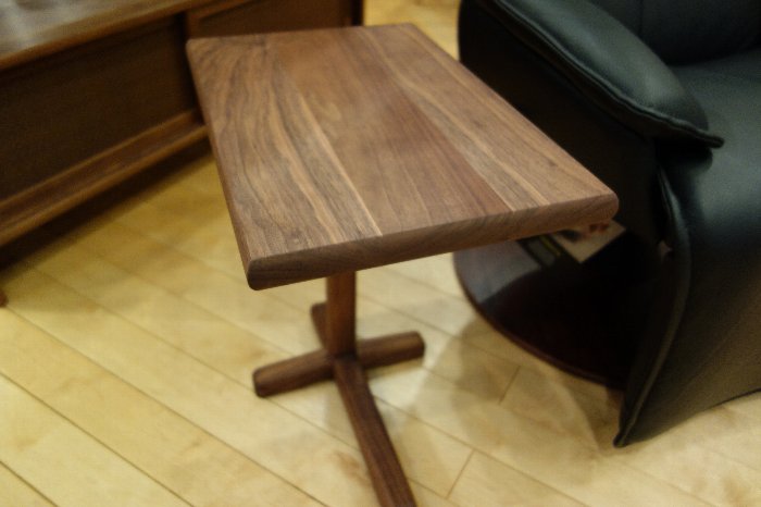 ブラックウォールナット無垢仕様のサイドテーブル・BOSS : 住賓館