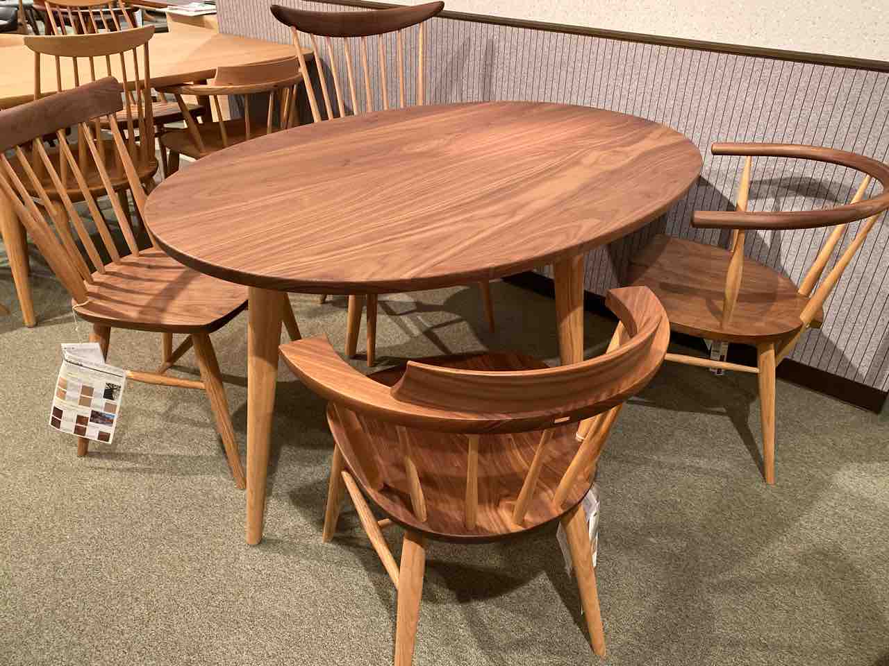 ナチュラルウッド オーバルテーブル お正月の和室に良く似合います