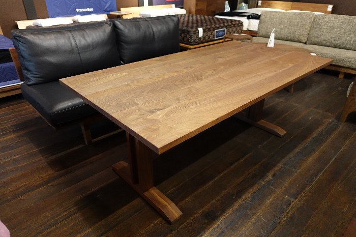 MasterWaLシリーズのリッツソファ2.5Pとローダイニングテーブル