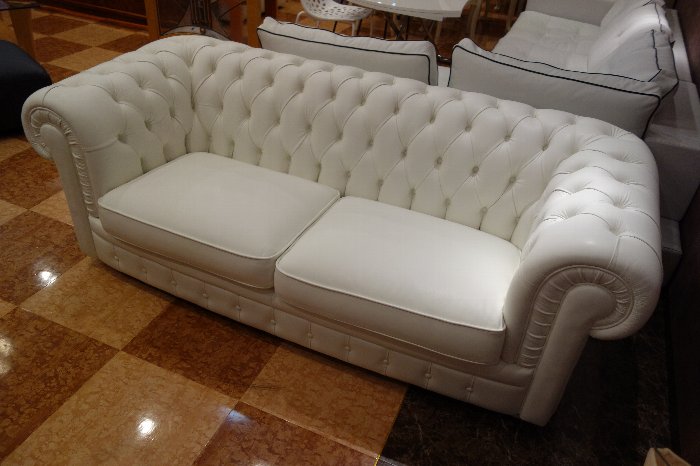 イタリアのサコモディ社のスーパーホワイト色のトラッドソファ・APR