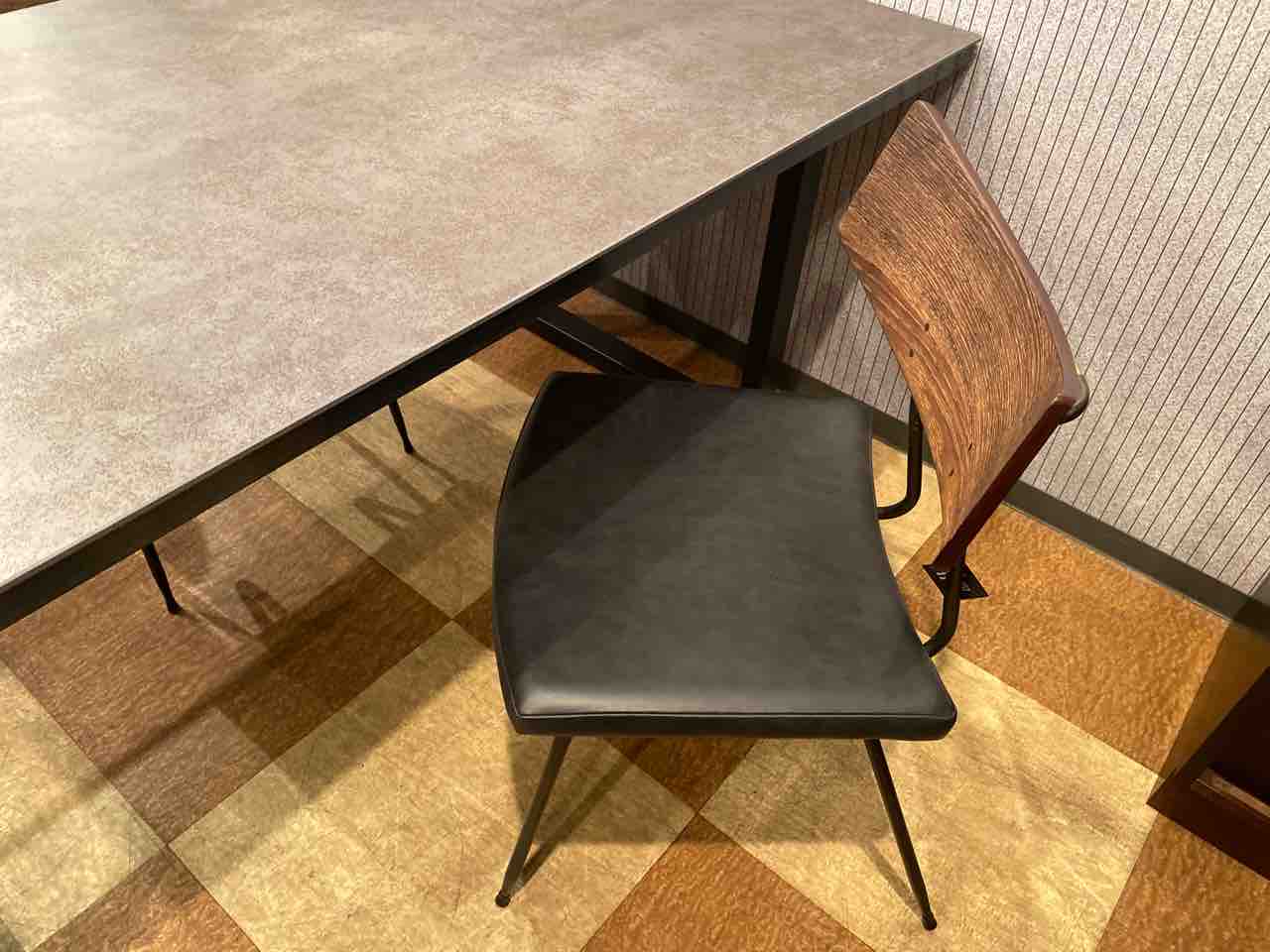 綾野製作所・セラミックテーブル NEOTHにSOLIチェアをセット : 住賓館