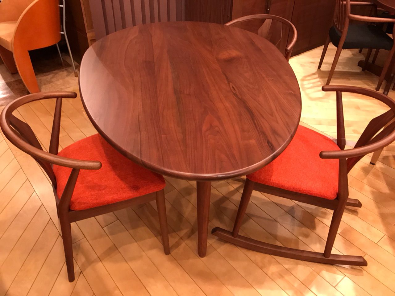 日進木工 Oval オーバル ダイニングチェア 2脚セット① たまご型の