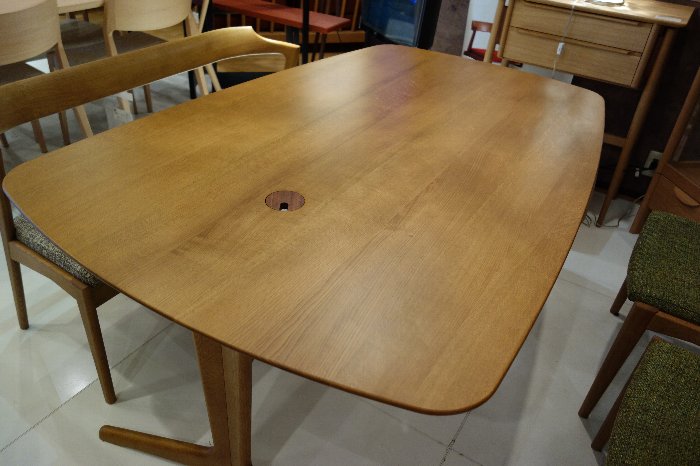 職人が手がけたテーブル 職人が手がけたテーブル