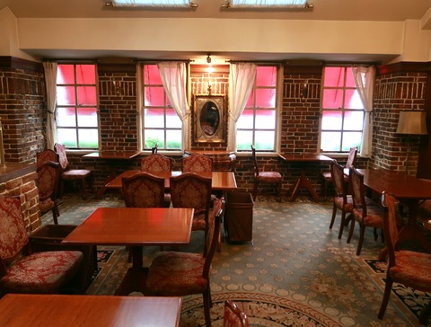 トリコロール 本店